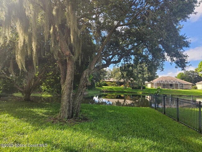 Foto del edificio - 911 Wood Creek Dr