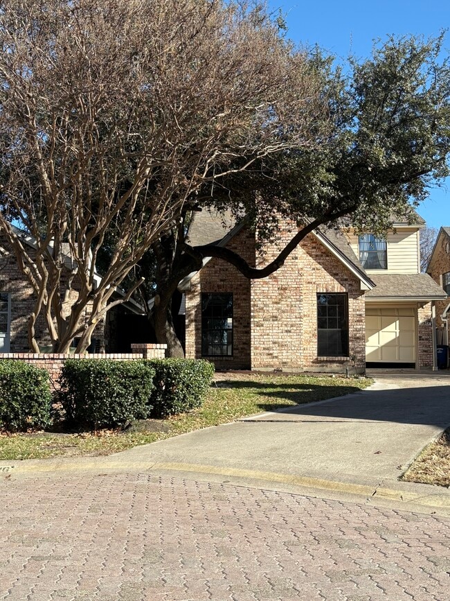 Building Photo - 17672 Kelly Blvd