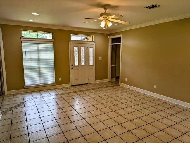 Building Photo - Beautiful Rental Home with a Very Nice Flo...