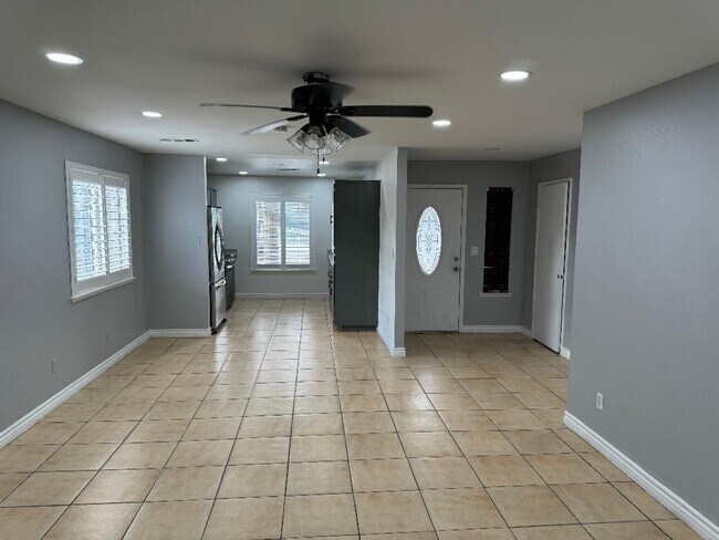 Foto del edificio - NEWLY RENOVATED ARVIN HOME HAVEN