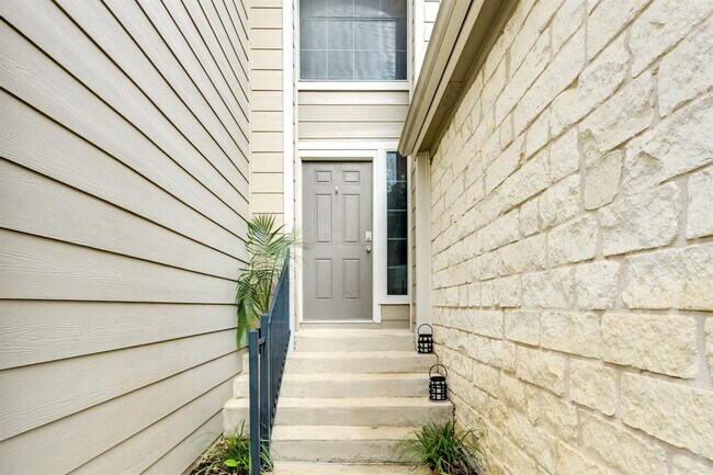Foto del edificio - 4501 Whispering Valley Dr