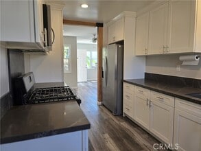 Building Photo - 546 N Batavia St