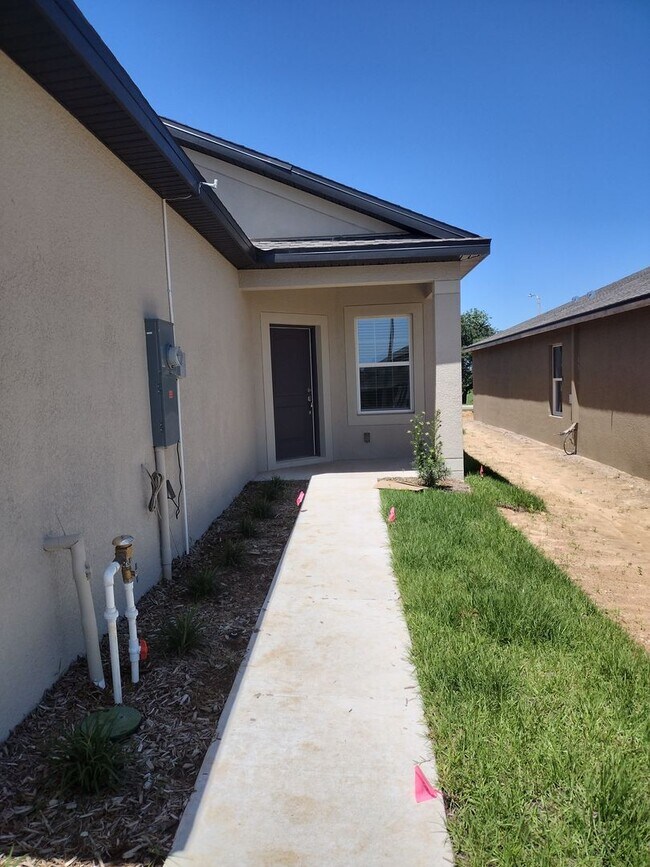 Building Photo - *** 2 WEEKS FREE RENT ***  3 bedroom 3 bat...