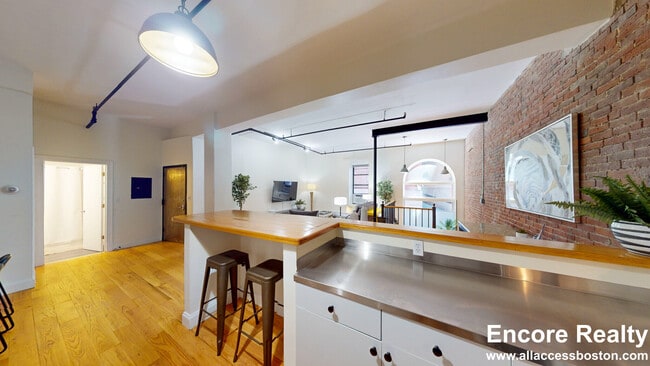 Building Photo - 19 Stanhope St