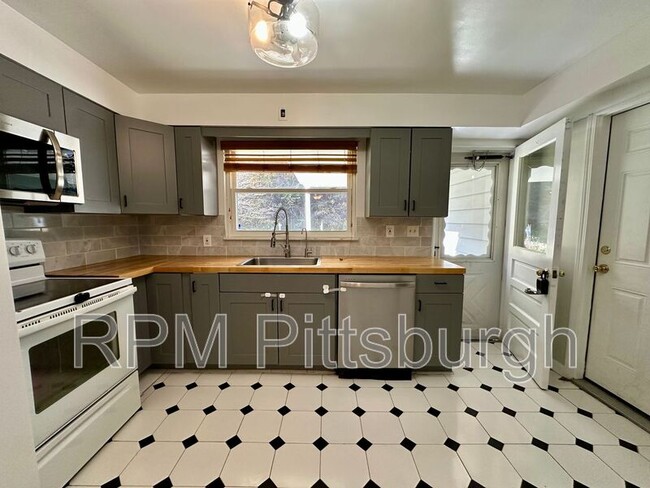 Photo - 208 Bridge St House