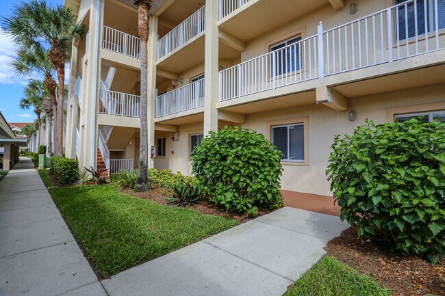 Building Photo - **BLUE HERON** FURNISHED ANNUAL OR SEASONAL RENTAL**3 BEDS/2 BATHS **