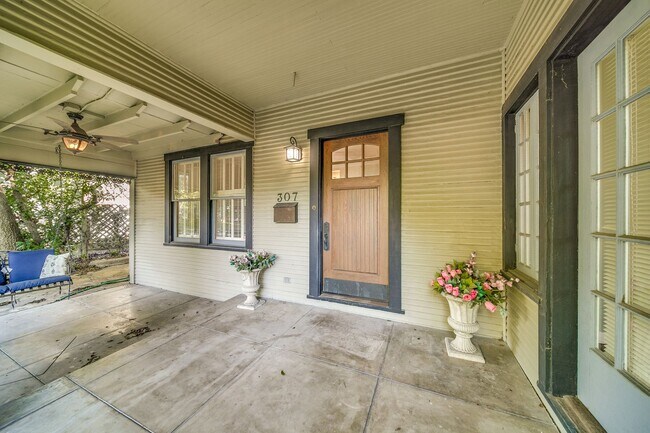 Building Photo - UPDATED 3-BEDROOM IN ALAMO HEIGHTS