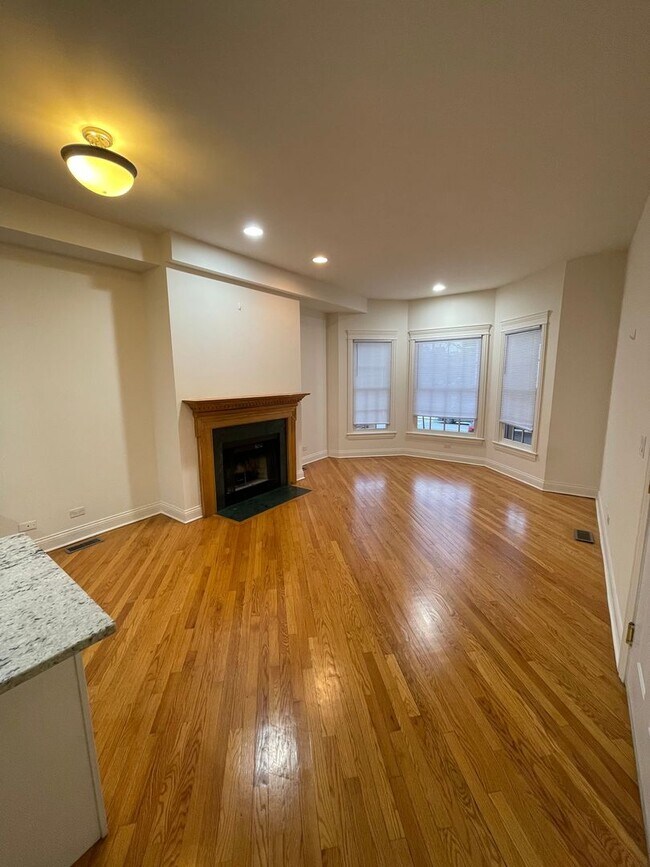 Building Photo - 1657 W Wrightwood Ave
