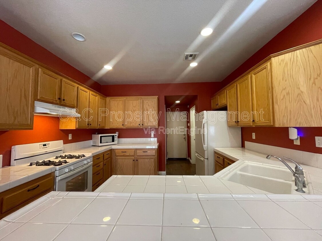 Primary Photo - 425 S Meadowbrook Dr