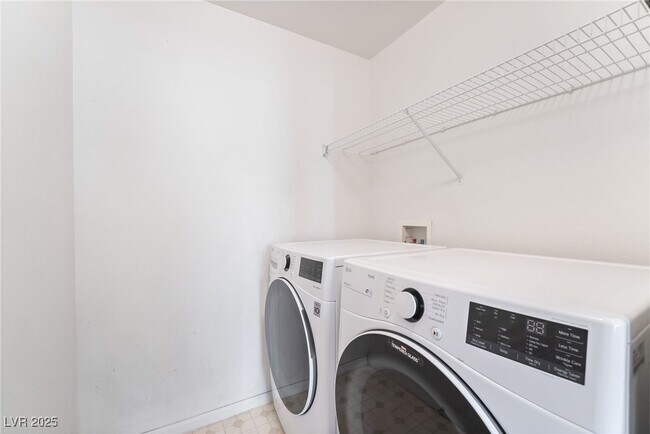 Foto del edificio - 8555 W Russell Rd