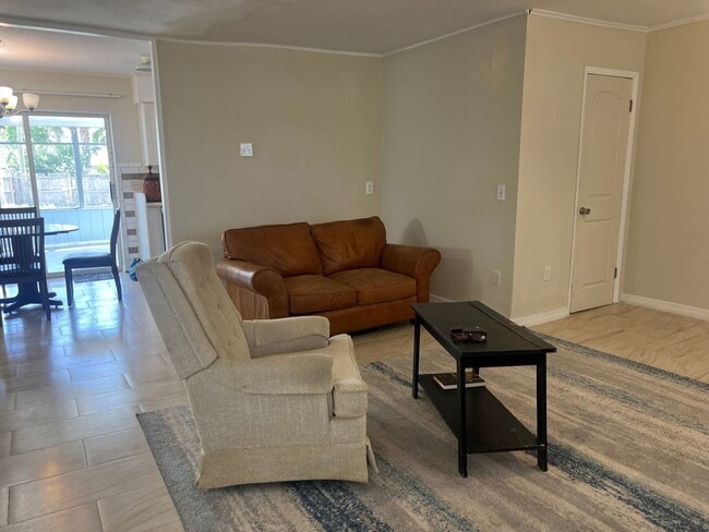 Building Photo - 4BD/2BA on the Island!