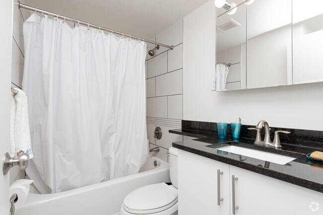 1HAB, 1BA - The Longwood
