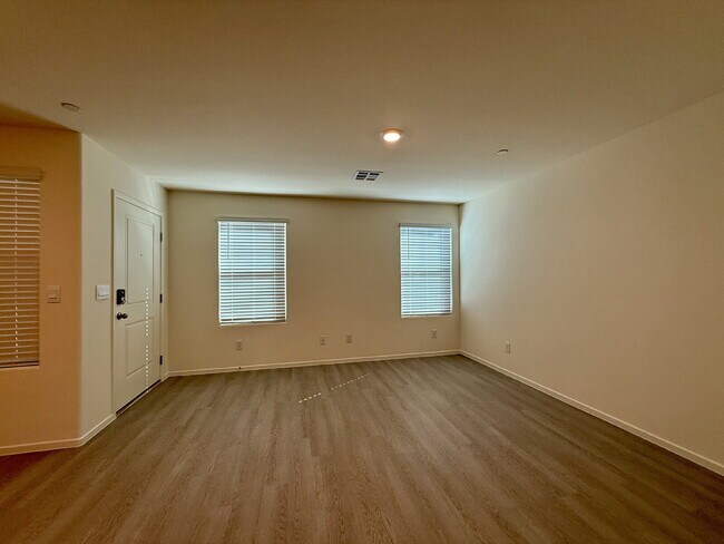 Foto del edificio - 3 BED 2.5 BATH 2 CAR GARAGE TOWNHOUSE W/ LOFT FOR RENT!!!