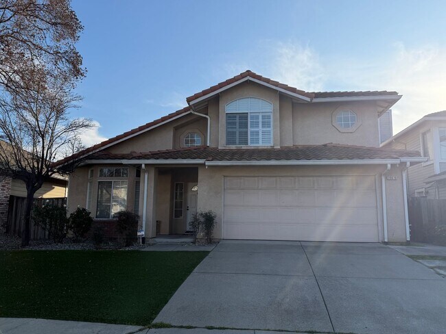 Foto del edificio - Welcome to this stunning 4 bedroom 2.5 bathroom home located in Hayward