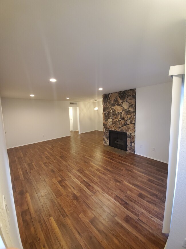 Foto del edificio - 10651 Eastborne Ave