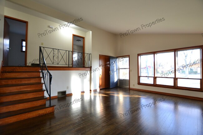 Foto del edificio - 2205 Tamarack Dr