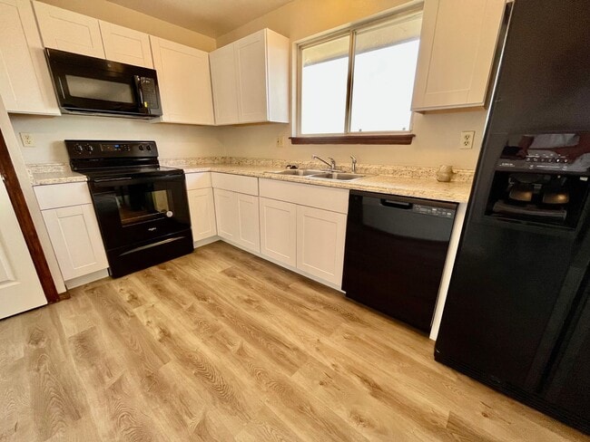 Building Photo - 3 Bedroom Ranch Style Home!