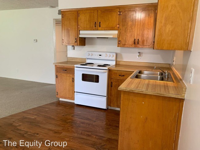 Building Photo - 529 E Kaweah Ave