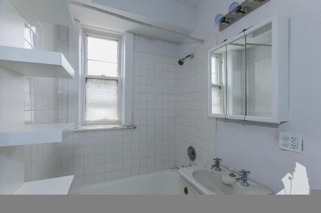 Building Photo - 1 bedroom in Chicago IL 60613