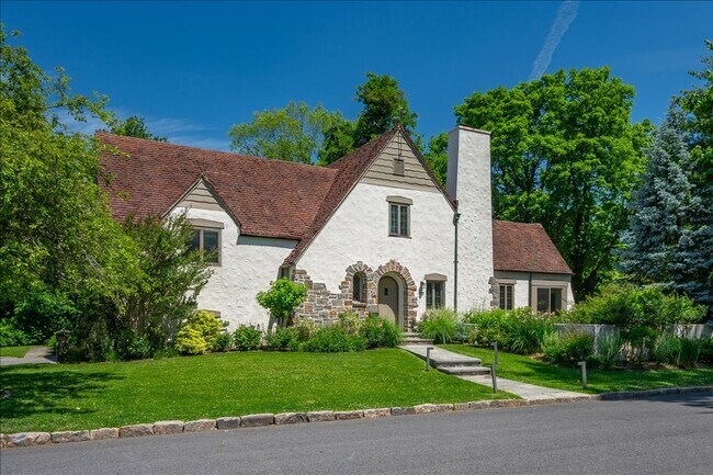 Foto del edificio - Elegant 3 Bedroom Tudor with Flexible Living Space