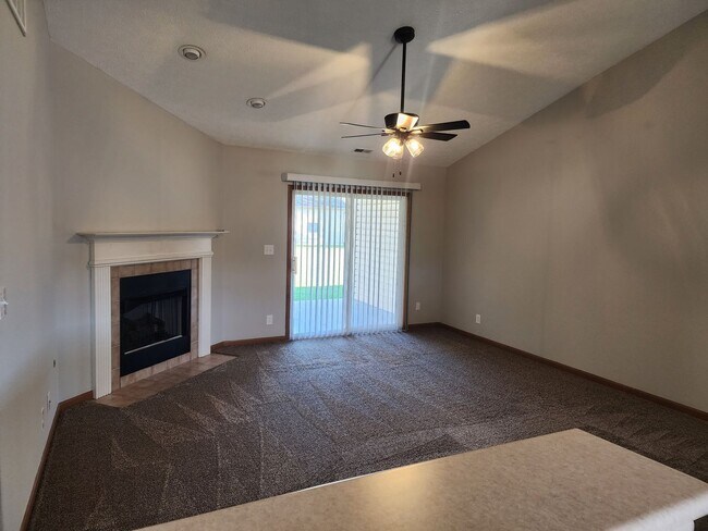 Foto del edificio - Spacious 2BD 2 BA duplex with 2 Car attach...