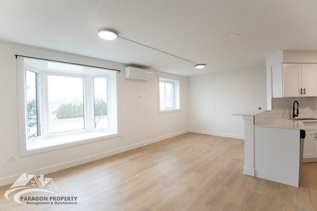 Building Photo - 388 Park Ave E