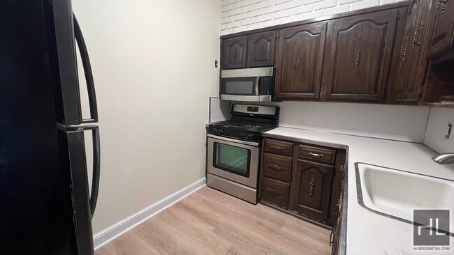 Building Photo - FRESHLY RENOVATED 3 BEDROOMS  /2 FULL BATH...