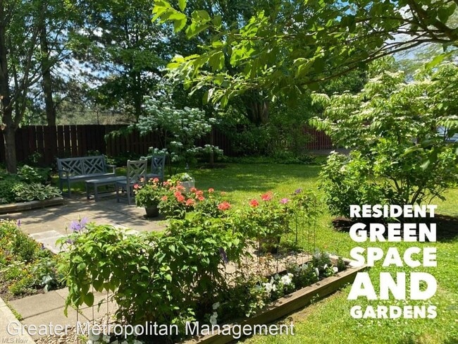 Building Photo - 3 br, 2 bath House - 16300 Van Aken #306