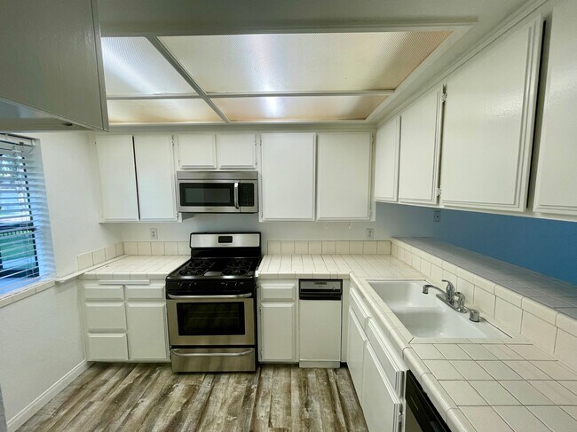 Building Photo - 5208 Berkshire Way