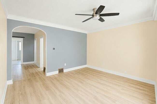Foto del edificio - 1328 E 120th St