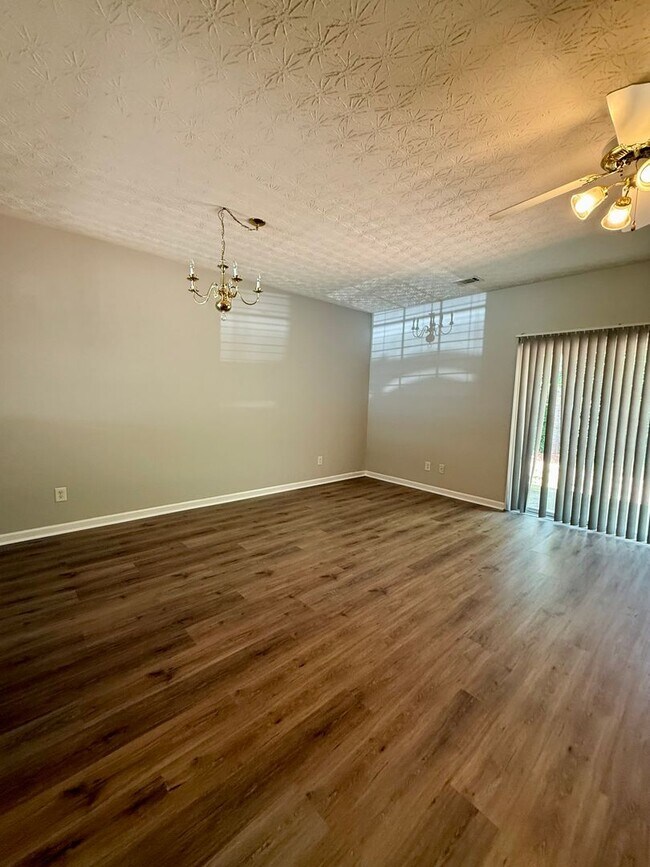 Foto del edificio - 3 bed/2.5 bath townhome near downtown Dawsonville