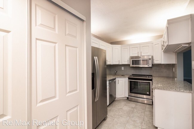 Building Photo - 2568 Pine Ridge Way S