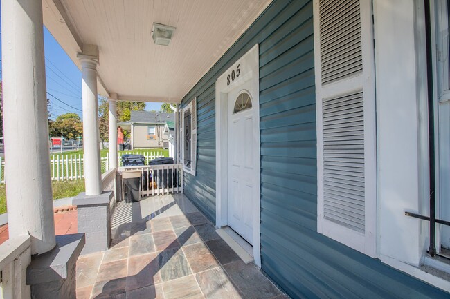 Building Photo - Charming 4 BR/2 BA Single-Family Home in F...