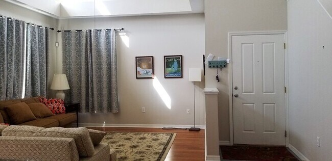 Building Photo - 4 Bedroom 3.5 Bath Townhome in The Reserve...