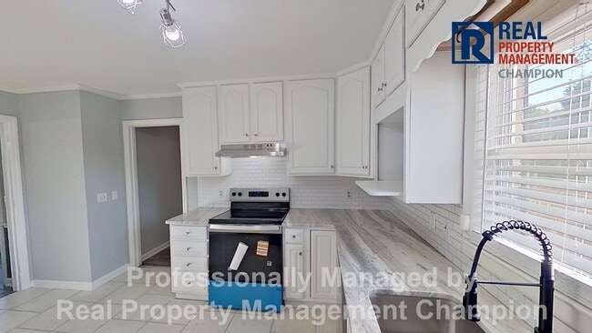 Building Photo - Updated 3 BD/2BA Home on Spacious Corner Lot