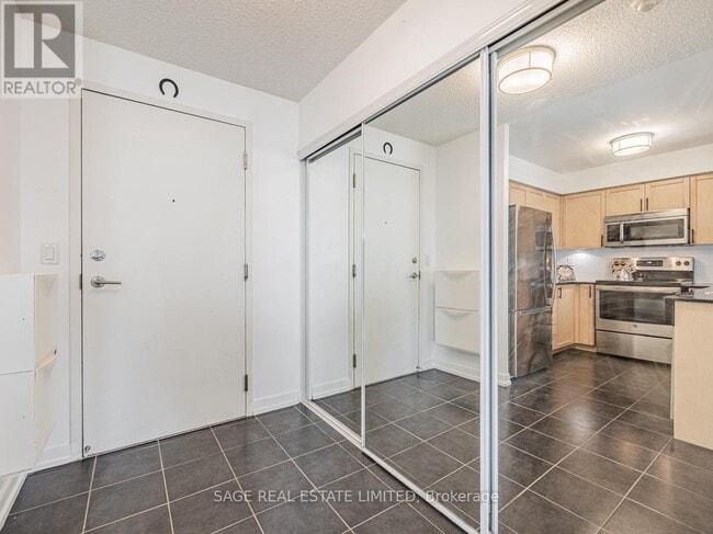 Photo du bâtiment - 812-812 Lansdowne Ave