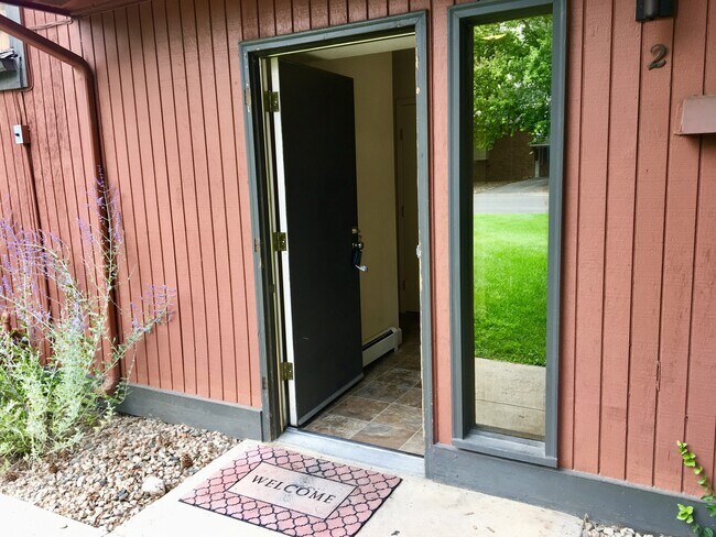 Foto del edificio - Beautiful Two-story, 3 Bed, 1.5 Bath Condo 1/2 Mile from CSU!