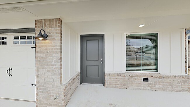 Building Photo - 2 Bedroom 1 Bath Duplex Close To Tinker AFB - Lawncare Included