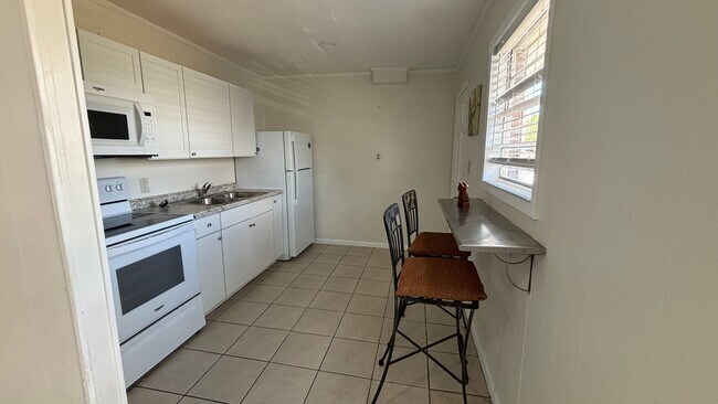 Building Photo - Pinetree Ave Mutli Family Unit C