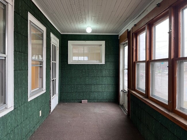 Building Photo - Charming 3-Bedroom Home in Menasha, WI with Spacious Layout!