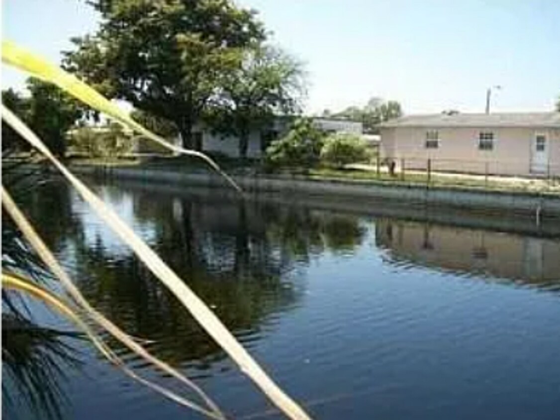 Foto del edificio - Charming 3-Bedroom Home with Spacious Back...