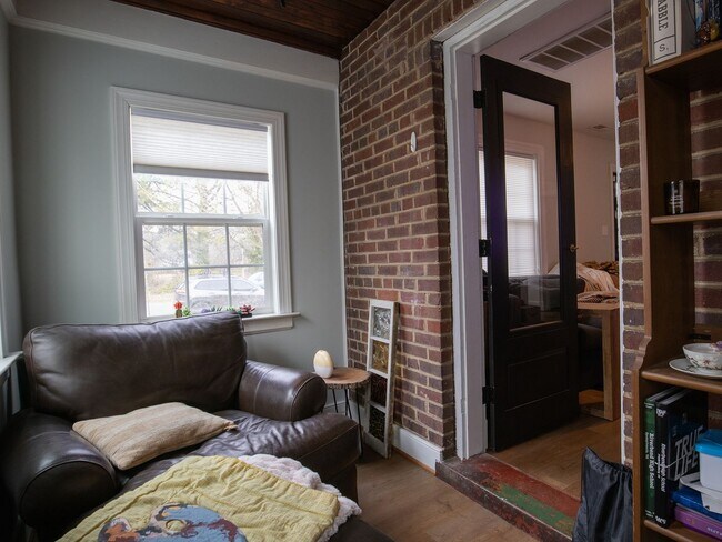 Foto del edificio - Prime Location 3 Bed 2 Bath Home *Available after April 10 2026*