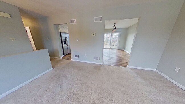 Foto del edificio - Single Family Raised Rancher with Fenced-In Yard