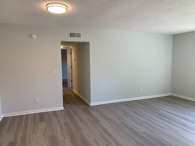 Foto del edificio - Fully Renovated 2 Bed 1 Bath Apartment By Downtown Summerville!