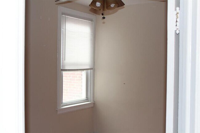 Foto del edificio - 5870 Woodcrest Ave