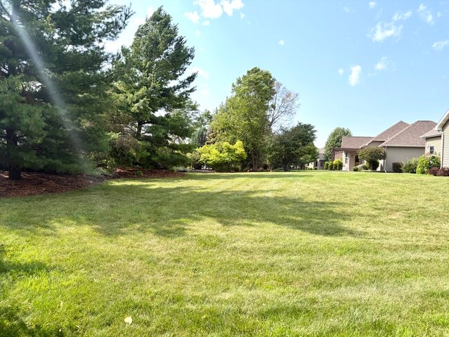 Building Photo - 2701 E Glenhurst Ln