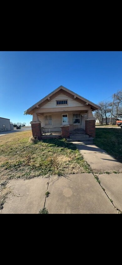 Building Photo - 715 Comanche St