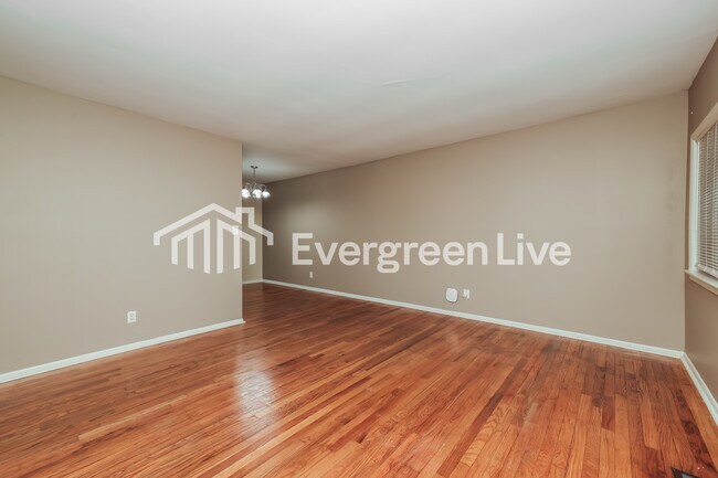 Foto del edificio - 5025 Ballard Dr