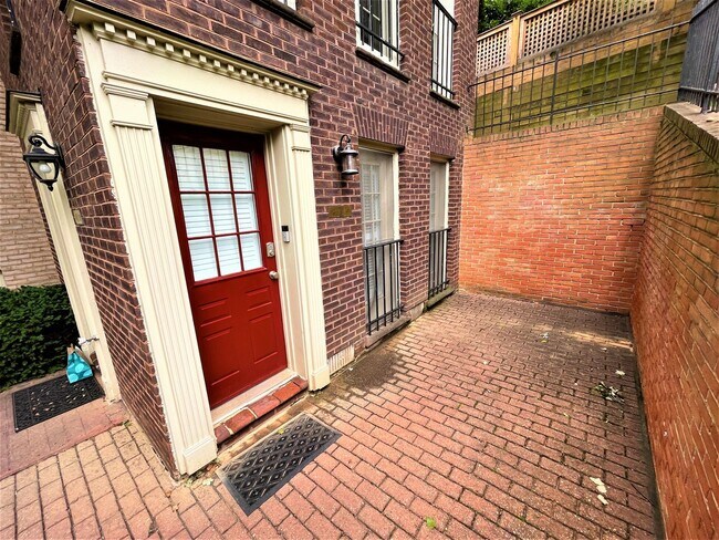 Foto del edificio - 4631 MacArthur Blvd NW