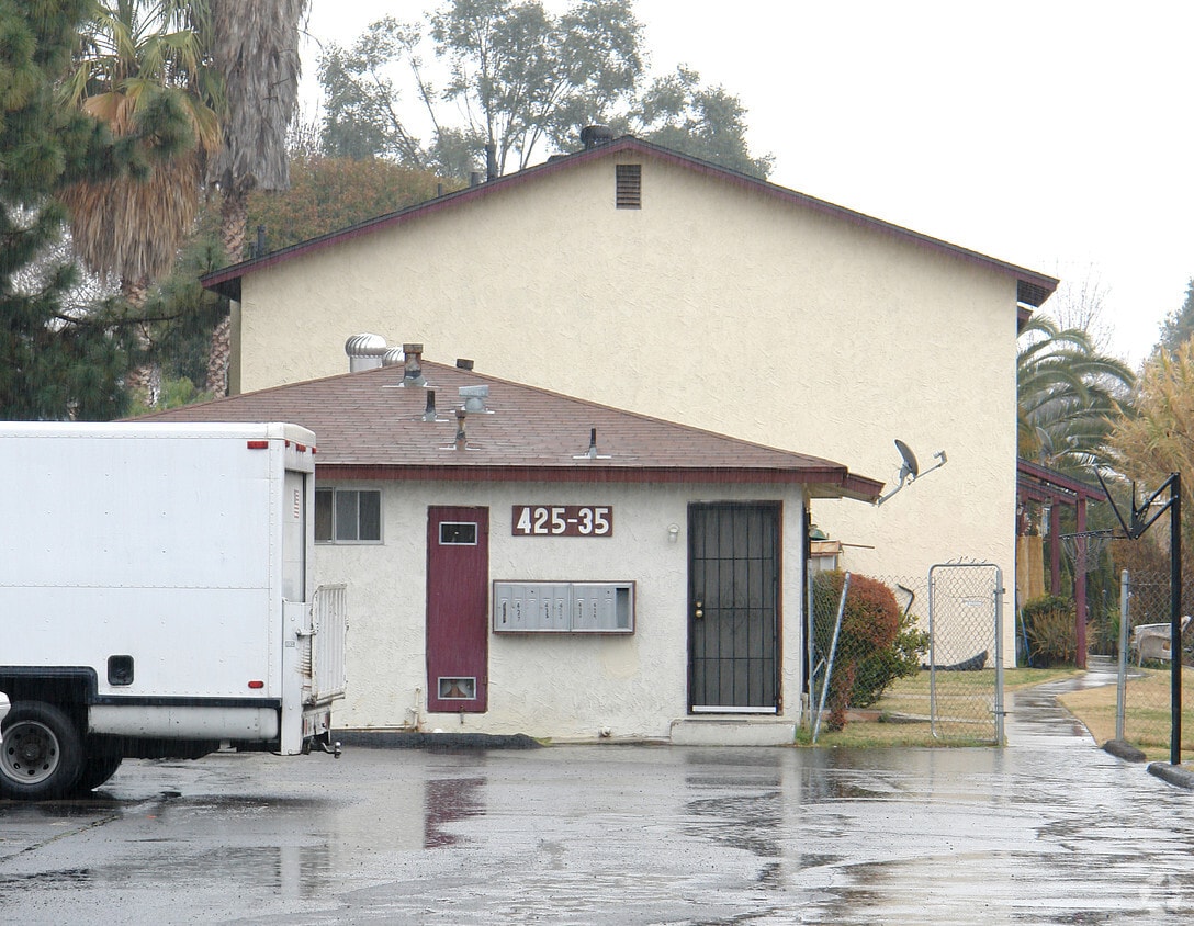 Primary Photo - 425 Emerald Ave